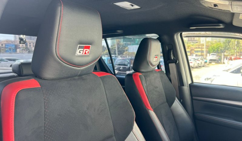 
								Toyota Hilux GR full									