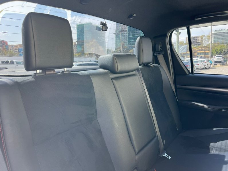 
								Toyota Hilux GR full									