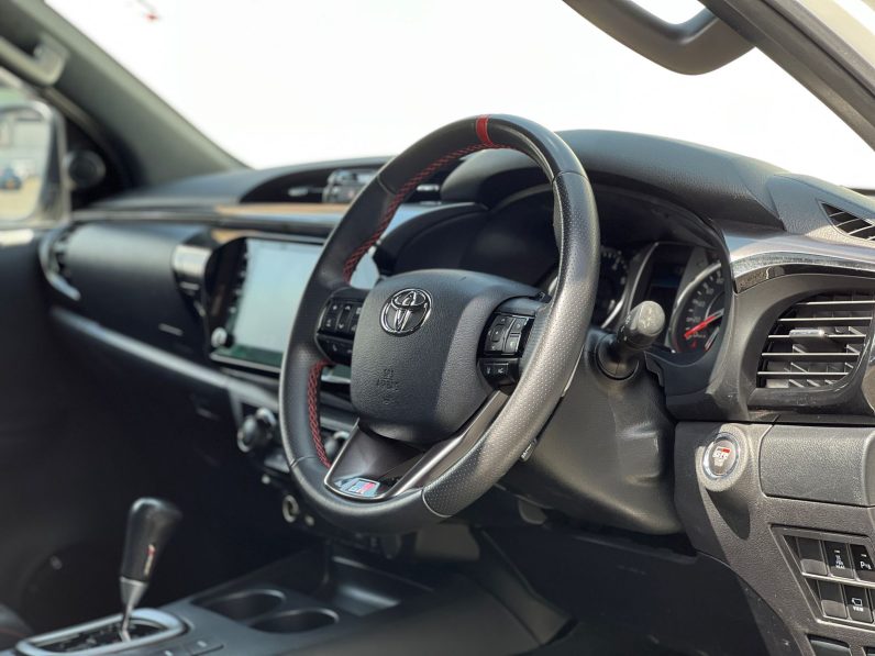 
								Toyota Hilux GR full									