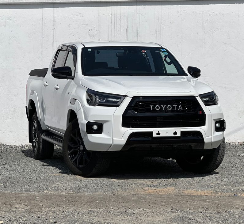 
								Toyota Hilux GR full									