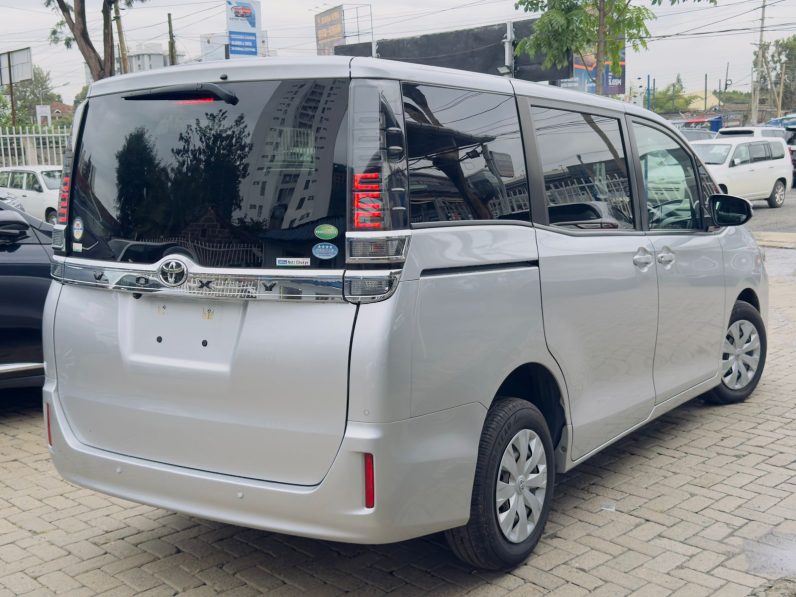 
								Toyota Voxy full									