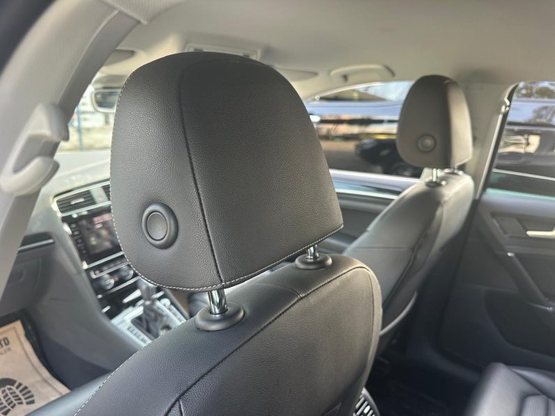 
								Volkswagen Golf full									