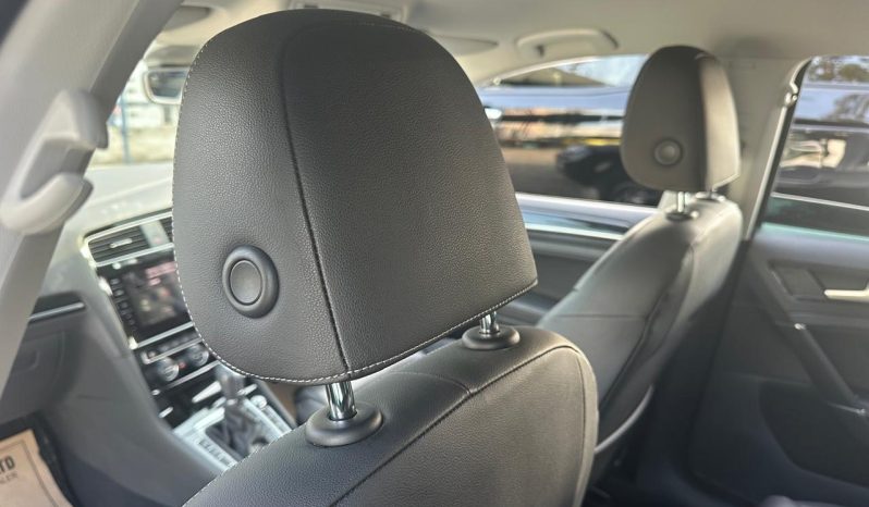 
								Volkswagen Golf full									