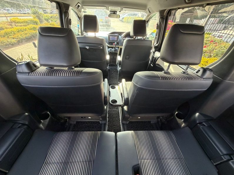 
								Toyota Noah WXB full									