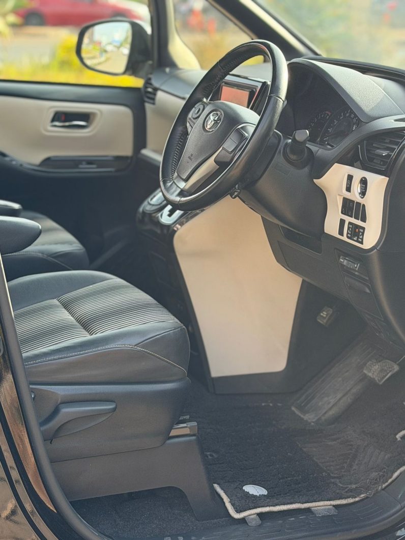 
								Toyota Noah WXB full									