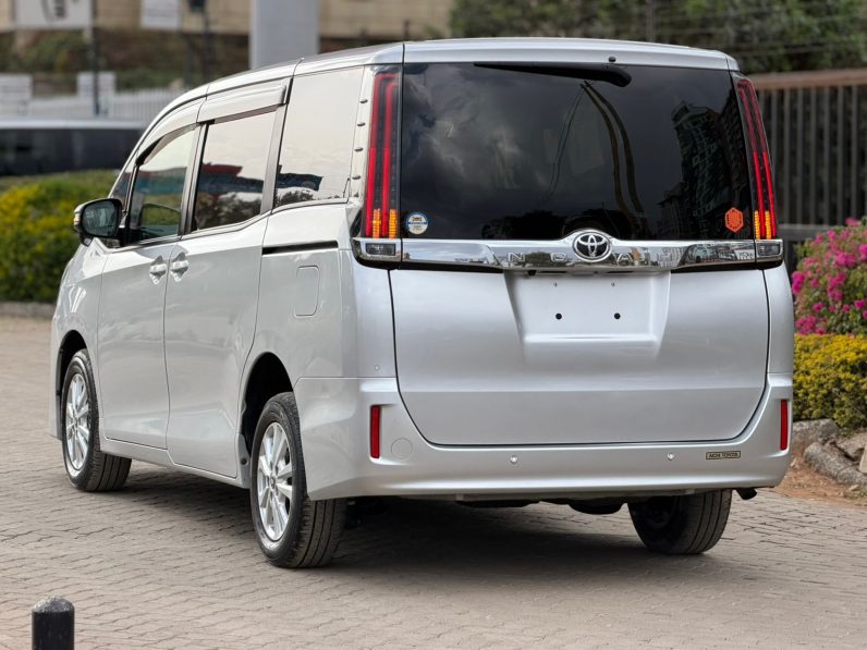 
								Toyota Noah full									