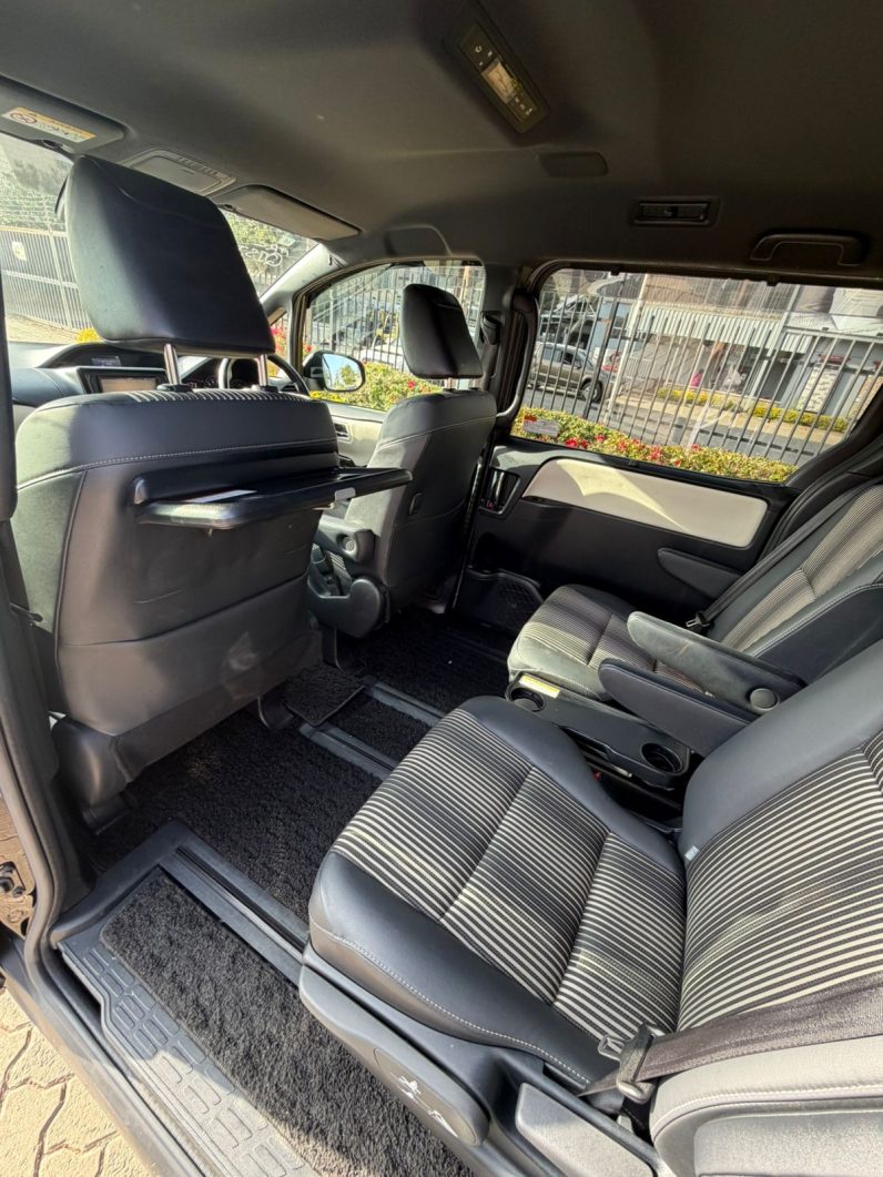 
								Toyota Noah WXB full									