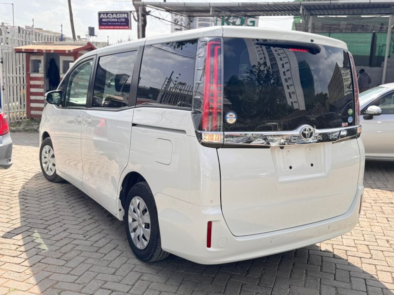 
								Toyota Noah full									