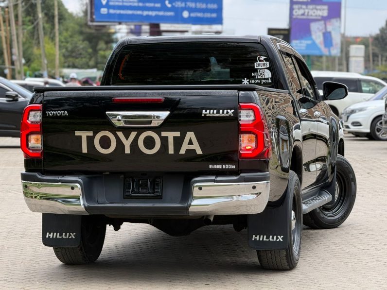 
								Toyota Hilux full									