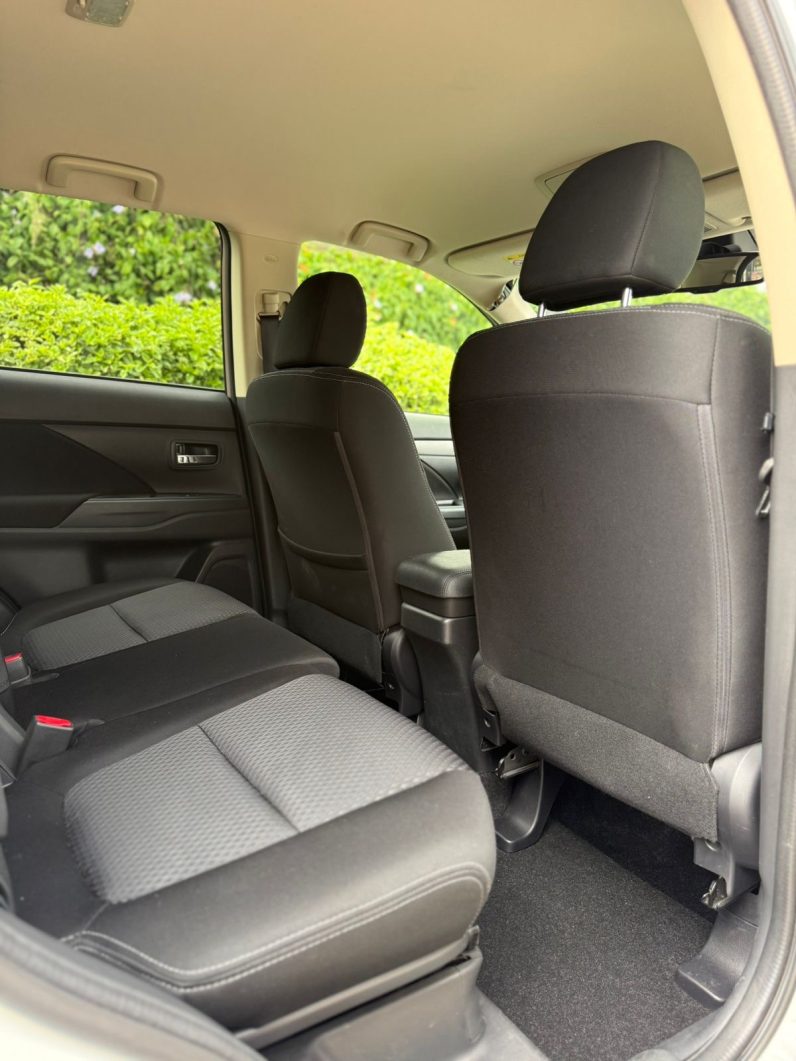 
								Mitsubishi Outlander full									