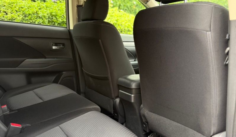 
								Mitsubishi Outlander full									