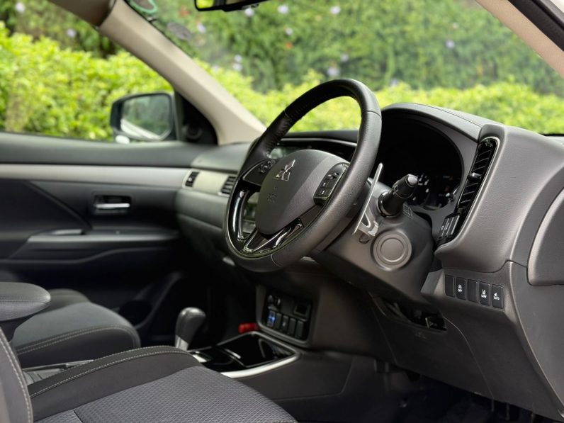 
								Mitsubishi Outlander full									