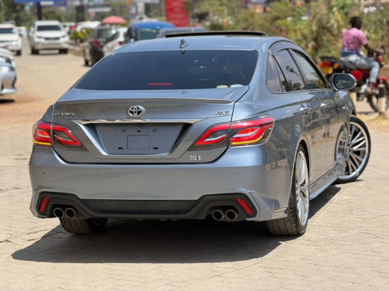 
								Toyota Crown Rs full									