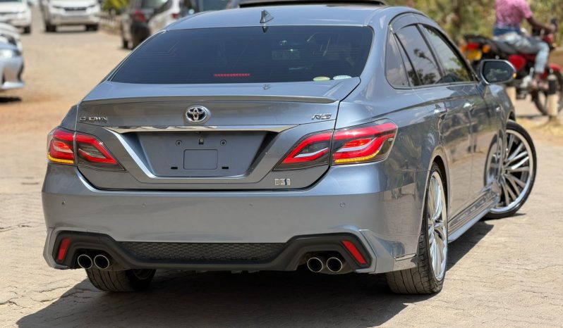 
								Toyota Crown Rs full									