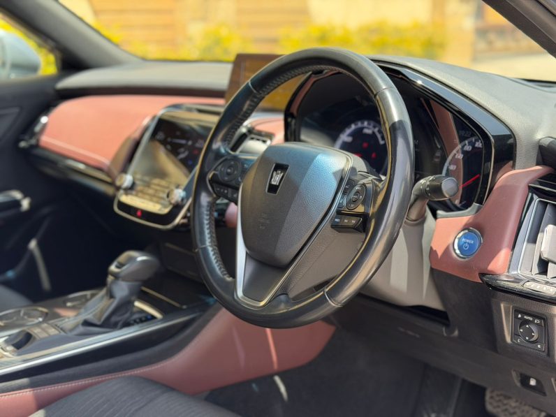 
								Toyota Crown Rs full									