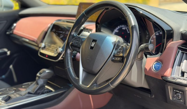 
								Toyota Crown Rs full									