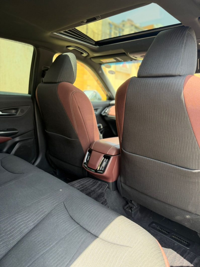 
								Toyota Crown Rs full									