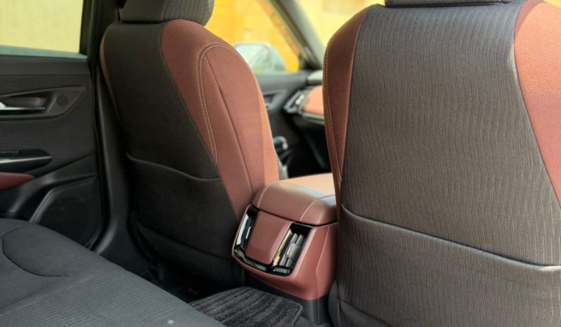 
								Toyota Crown Rs full									