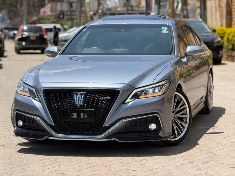 
								Toyota Crown Rs full									