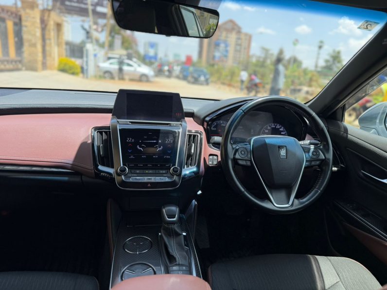 
								Toyota Crown Rs full									