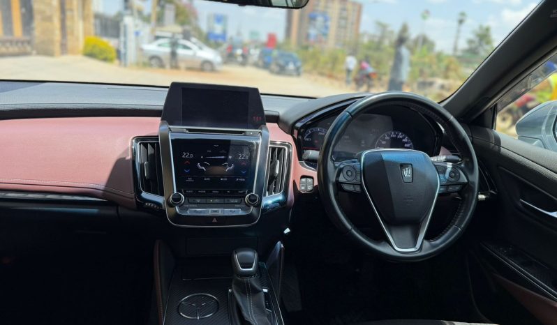 
								Toyota Crown Rs full									