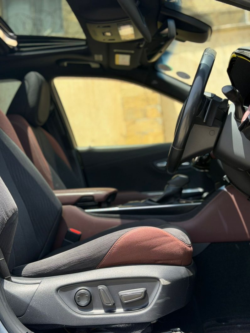 
								Toyota Crown Rs full									