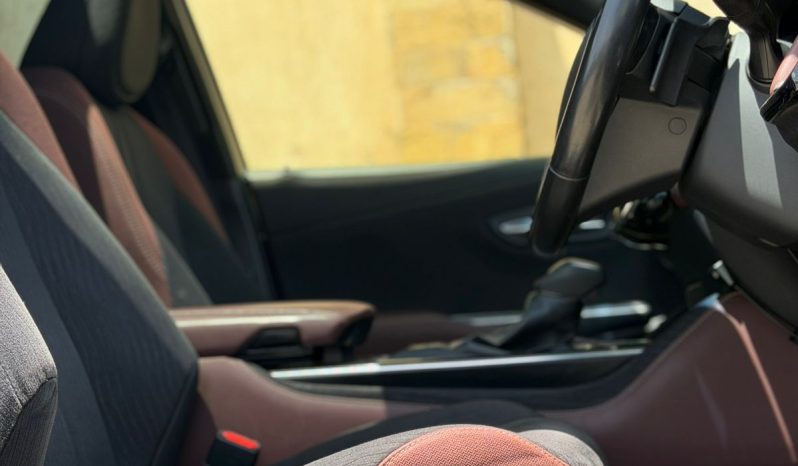 
								Toyota Crown Rs full									