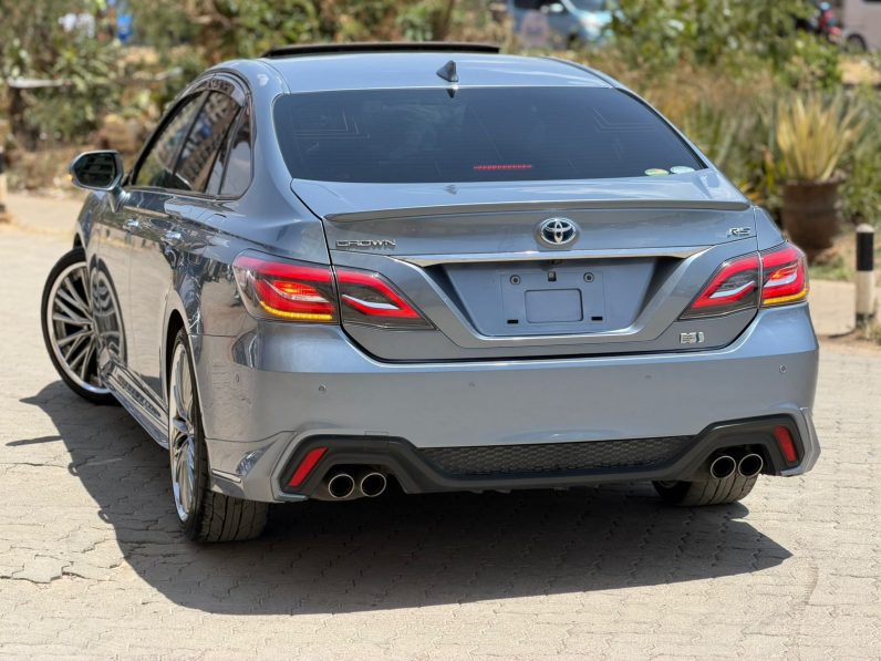 
								Toyota Crown Rs full									