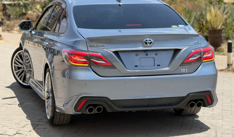 
								Toyota Crown Rs full									