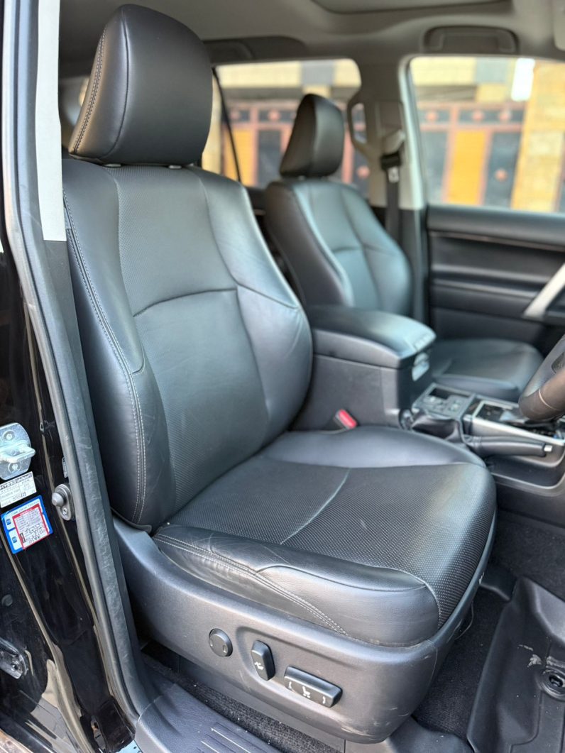 
								Toyota Land Cruiser Prado TXL full									