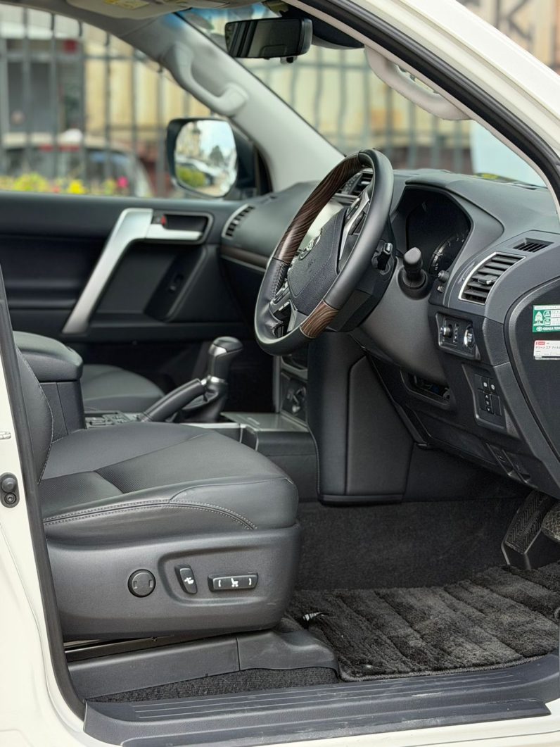 
								Toyota Land Cruiser Prado TXL full									