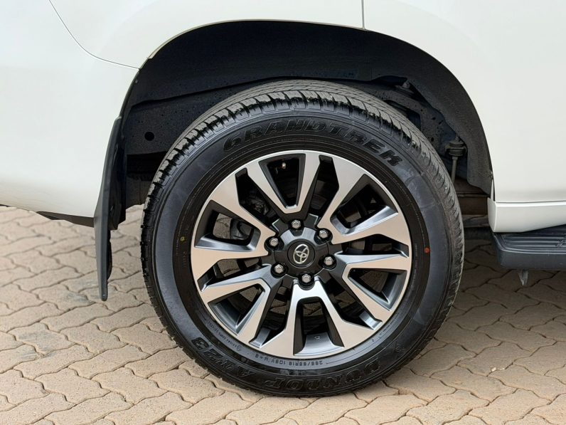 
								Toyota Land Cruiser Prado TXL full									