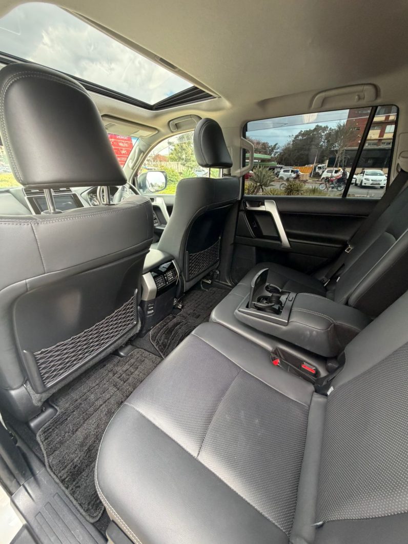 
								Toyota Land Cruiser Prado TXL full									