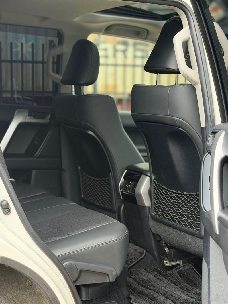 
								Toyota Land Cruiser Prado TXL full									