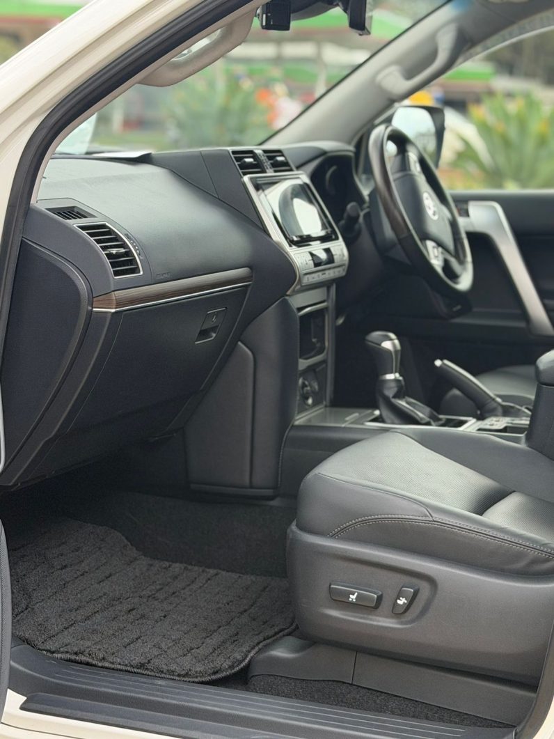 
								Toyota Land Cruiser Prado TXL full									