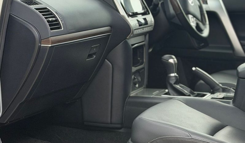 
								Toyota Land Cruiser Prado TXL full									