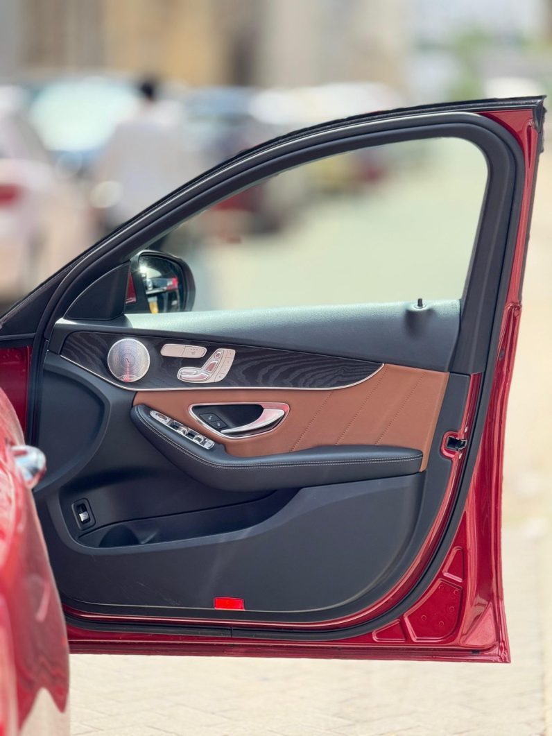 
								Mercedes Benz C200 full									