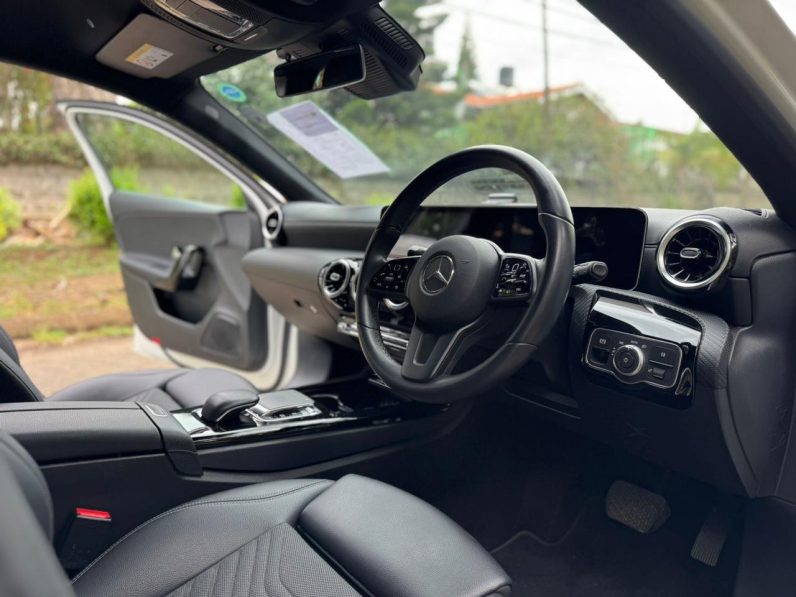 
								Mercedes Benz A180 full									