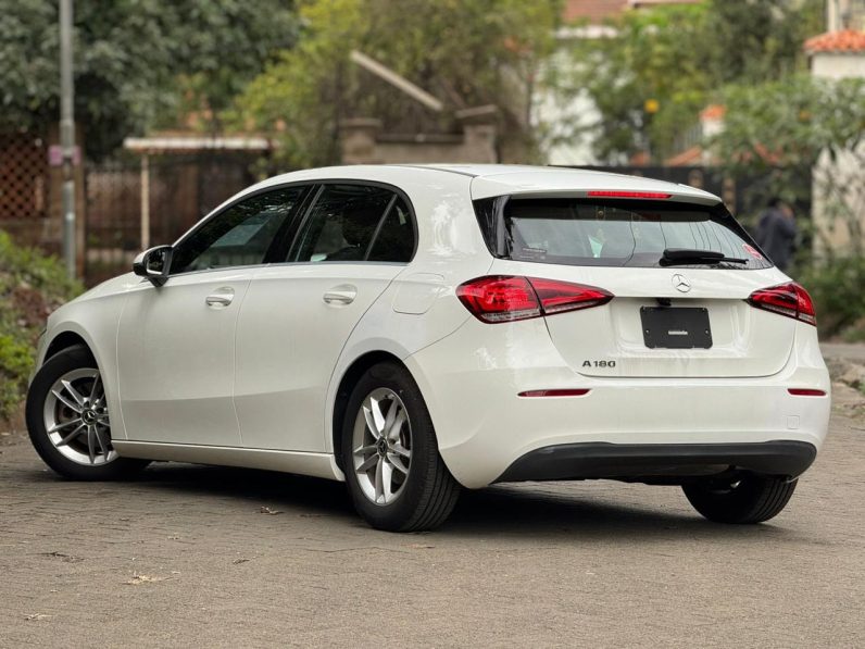 
								Mercedes Benz A180 full									