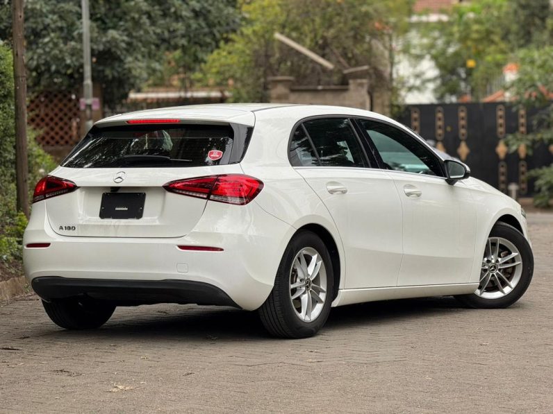 
								Mercedes Benz A180 full									