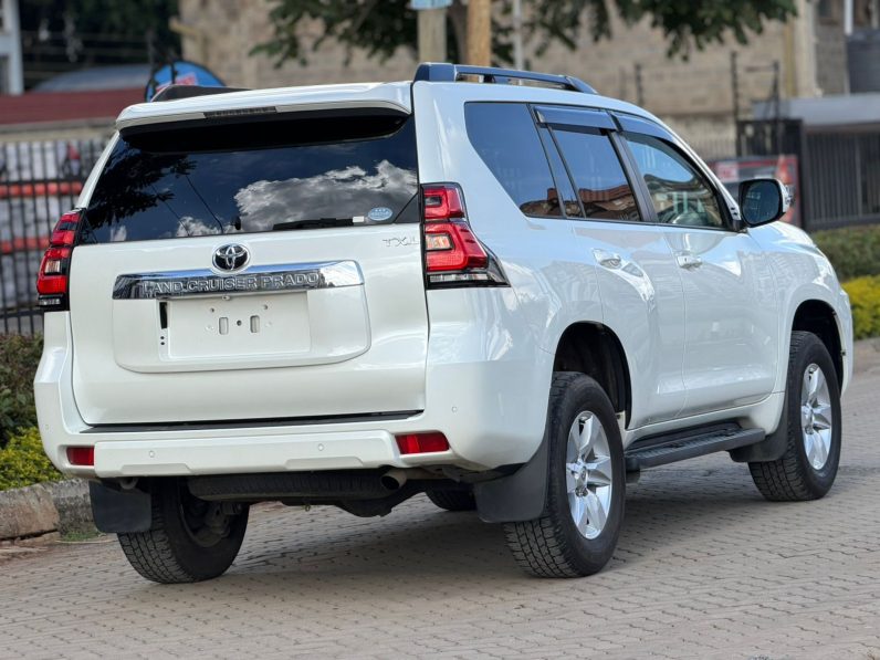 
								Toyota Land Cruiser Prado TXL full									