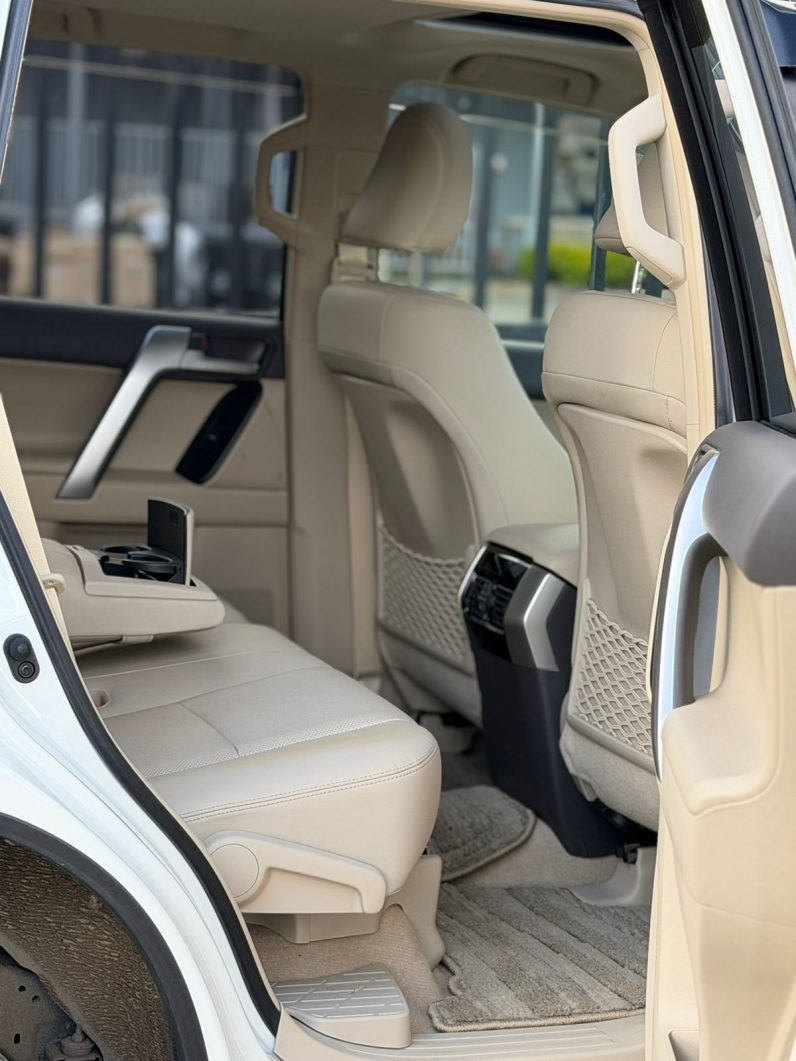 
								Toyota Land Cruiser Prado TXL full									