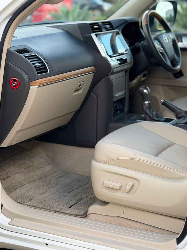 
								Toyota Land Cruiser Prado TXL full									