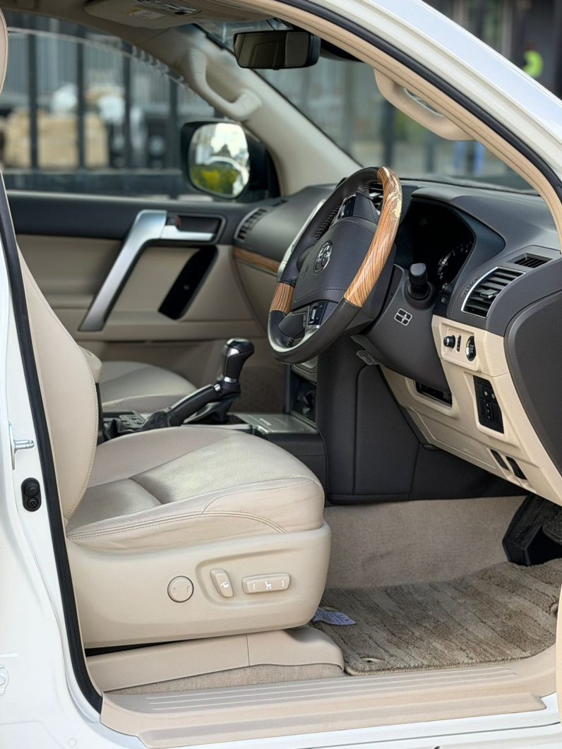 
								Toyota Land Cruiser Prado TXL full									