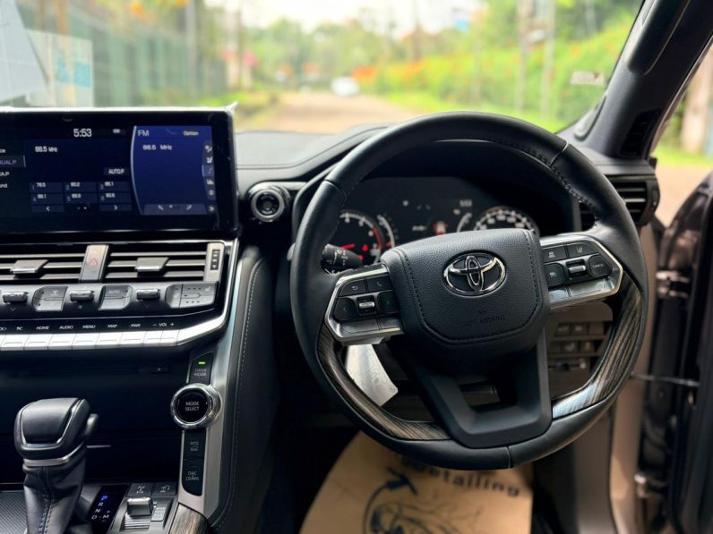 
								Toyota Land cruiser 300 series ZX full									