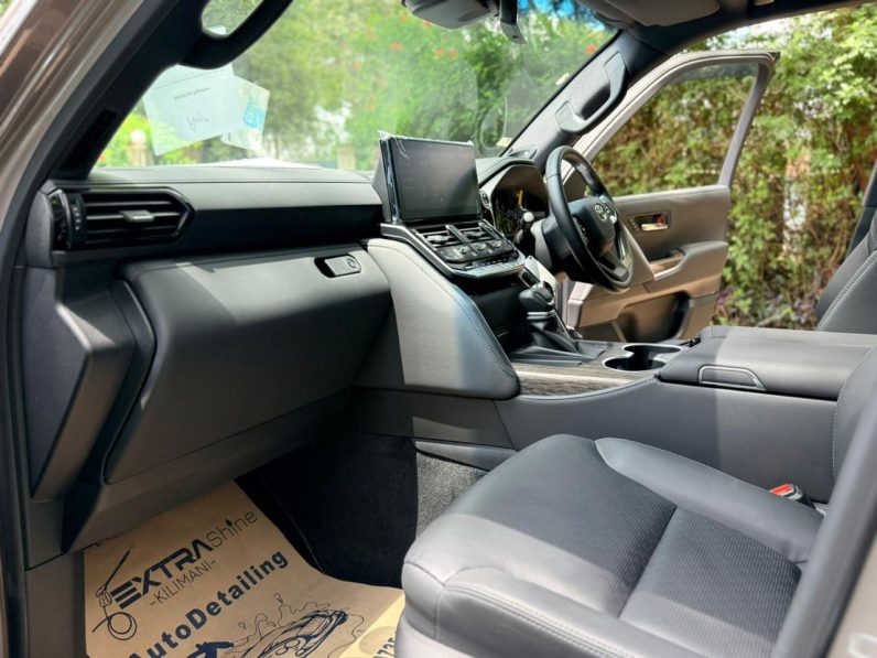 
								Toyota Land cruiser 300 series ZX full									