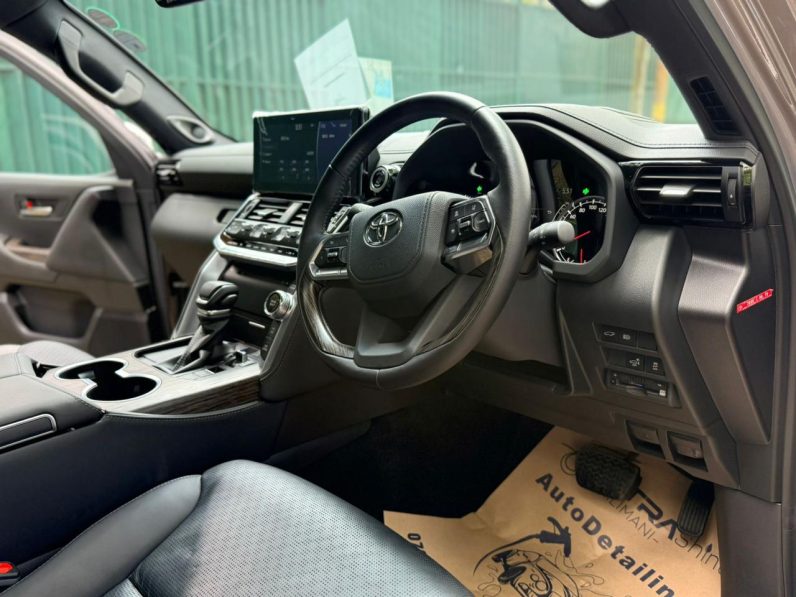 
								Toyota Land cruiser 300 series ZX full									