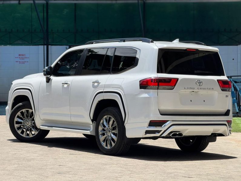 
								Toyota Land cruiser 300 Series full									