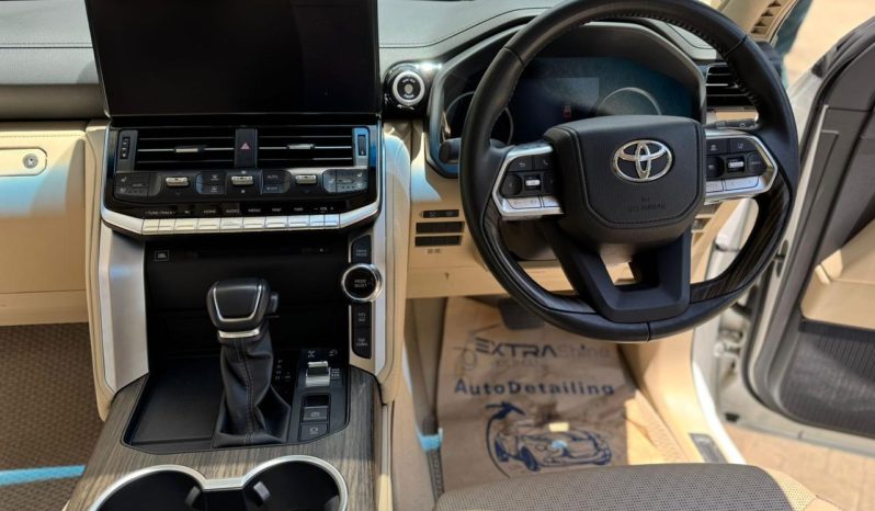 
								Toyota Land cruiser 300 Series full									