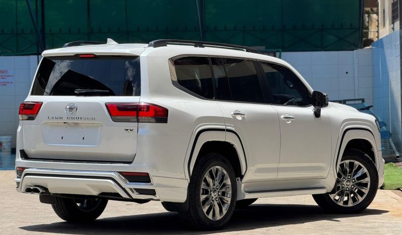 
								Toyota Land cruiser 300 Series full									